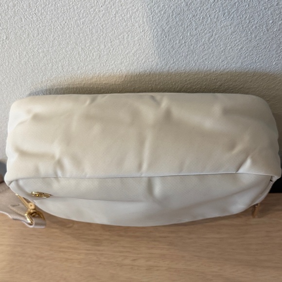 lululemon athletica Ivory Everywhere Crossbody 3L Bag - Picture 4 of 10